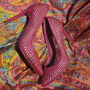 Betsey Johnson fuchsia studded pumps point toe women's size 8 Faalyn